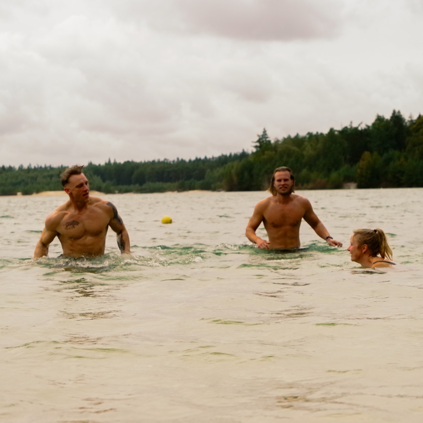 Afkoelen en napraten in het water