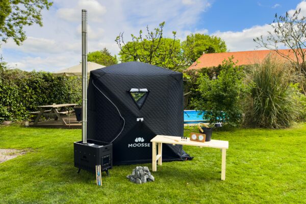 MOOSSE complete pakket set met sauna tent, houtgestookte oven, thermometer, zandloper, vuurpoker, aroma geuren, aluminium emmer met lepel, cederhouten opklap bank en saunastenen.
